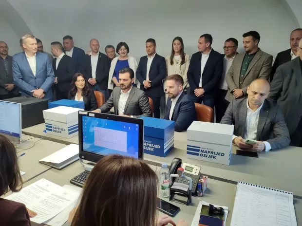 Osječki gradonačelnik i kandidat HDZ-a za drugi mandat na čelu Grada Osijeka Ivan Radić u ponedjeljak je Gradskom izbornom povjerenstvu u Osijeku predao vi&scaron;e od 13.100 potpisa podr&scaron;ke za svoju kandidaturu najavljujući najbolji rezultat na lokalnim izborima. 