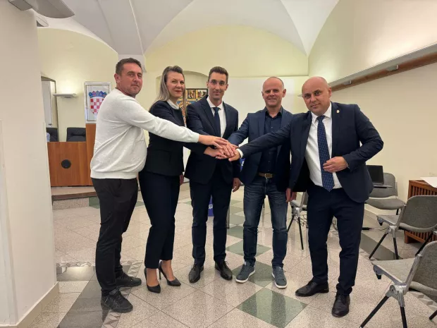 Josip Romić, kandidat za gradonačelnika Vinkovaca i Katarina Vučić, za njegova zamjenika, predali uz potpise potpora i svoje kandidature