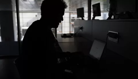 epa12060268 A reporter tries to work at press room during Mutua Madrid Open tennis tournament as a blackout hit Spain and Portugal in Madrid, Spain, 28 April 2025. A massive blackout has hit large parts of Spain and spread to neighbouring Portugal and France, disrupting transport systems, internet connections and daily life, according to authorities. The exact cause of the blackout is unknown. EPA/CHEMA MOYA