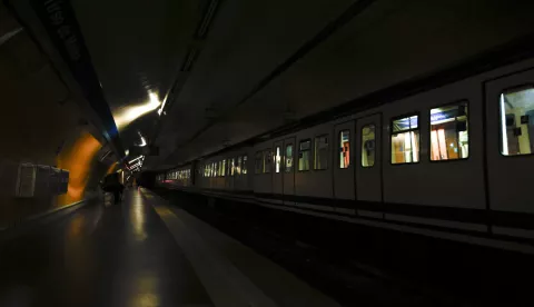 epa12060555 View of an empty subway station platform after commuters were evacuated during a blackout that hit Spain and Portugal, in Madrid, Spain, 28 April 2025. A massive blackout has hit large parts of Spain and spread to neighbouring Portugal and France, disrupting transport systems, internet connections and daily life, according to authorities. The exact cause of the blackout is unknown. EPA/BLANCA MILLEZ