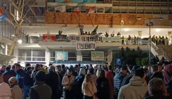 Beograd, 17.04.2025. - Studentska blokada Radio-televizije Srbje (RTS), započeta u ponedjeljak navečer u valu prosvjeda i nezadovoljstva izvještavanjem javnog servisa, primorala je u četvrtak uredništvo javnog servisa na izmjenu programske šeme, a umjesto uobičajenog jutarnjeg programa emitira se film. foto HINA/ FoNet/ Milena VLAJIĆ/ tm