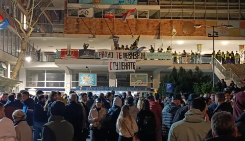 Beograd, 17.04.2025. - Studentska blokada Radio-televizije Srbje (RTS), započeta u ponedjeljak navečer u valu prosvjeda i nezadovoljstva izvještavanjem javnog servisa, primorala je u četvrtak uredništvo javnog servisa na izmjenu programske šeme, a umjesto uobičajenog jutarnjeg programa emitira se film. foto HINA/ FoNet/ Milena VLAJIĆ/ tm