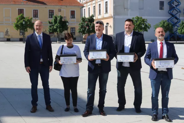 Osijek, 29. 04. 2025, Stara Pekara, Gradsko izborno povjerenstvo, predaja prikupljenih potpisa kandidata za gradonačelnika Osijeka, Zlatko Ahić...snimio GOJKO MITIĆ