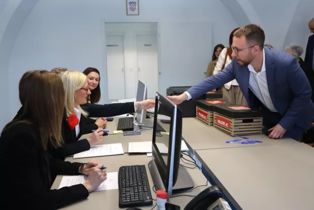 Osijek, 29. 04. 2025, Stara Pekara, Gradsko izborno povjerenstvo, predaja prikupljenih potpisa kandidata za gradonačelnika Osijeka, Vjeran Marija&scaron;ević, kandidat SDP.snimio GOJKO MITIĆ