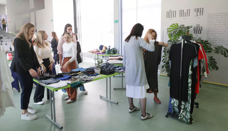 Osijek, 29. 04. 2025., EFOS, Aula glagoljice, Studentski sajam održive mode, predavanje, aukcija, panel raspravaSNIMIO BRUNO JOBST