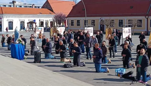 Jutro prve subote i u travnju bilo je u Đakovu, na središnjem, Strossmayerovom trgu, ispred katedrale svetog Petra, 'rezervirano' za molitelje.