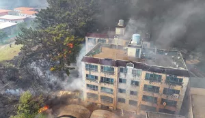 epa12061381 A wildfire spreads to a residential neighborhood near Mount Hamji following the outbreak of a wildfire the previous day in the southeastern city of Daegu, South Korea, 29 April 2025. EPA/YONHAP SOUTH KOREA OUT