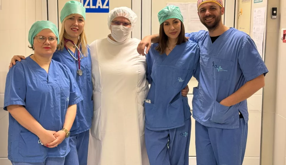 Doc. dr. sc. Matej Šapina (prvi zdesna) s timom koji je izveo pionirski zahvat u području pedijatrijske interventne pulmologije