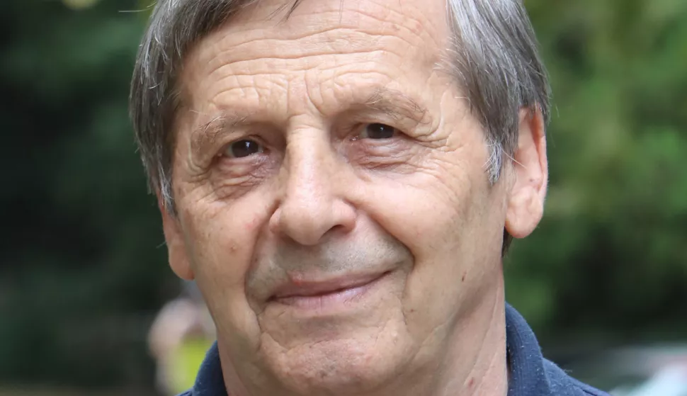 05.09.2018. Osijek -Književnik Stjepan Tomaš sa svojim novim uradkom, knjiga "Oporuka.Foto: Željko Šepić/Glas Slavonije