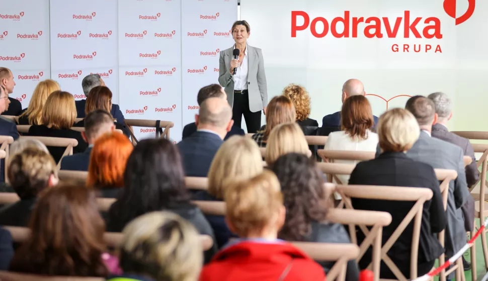 Koprivnica, 15.4.2025.- Podravka je u utorak otvorila novi Transportni centar u Koprivnici, investiciju vrijednu tri milijuna eura, ?to je ujedno i zadnja etapa najve?eg investicijskog ciklusa u povijesti kompanije. Rije? je, kako su izvijestili iz Podravke, o modernom logisti?kom objektu koji ?e dodatno unaprijediti procese transporta i distribucije unutar kompanije, uz pove?anje efikasnosti i optimizaciju poslovnih operacija. Na slici predsjednica Uprave Podravke Martina Dali?. foto HINA/ Podravka/ ua