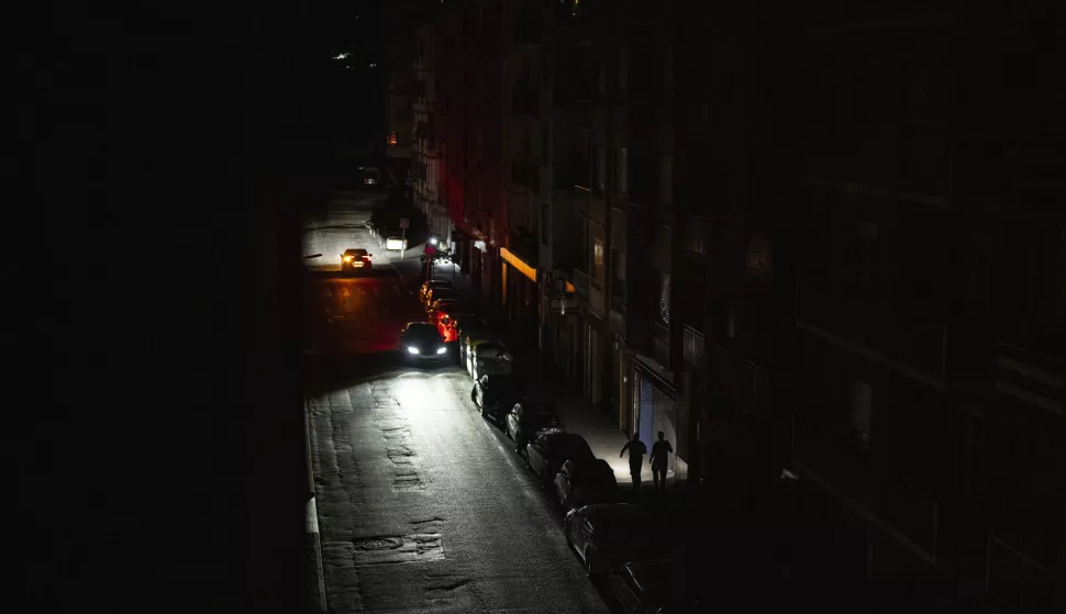 epa12061766 Cars drive along a darkened street in Ourense, Galicia, northwestern Spain, amid a power outage, 28 April 2025 (issued 29 April 2025). A power blackout hit large parts of Spain and spread to neighboring Portugal and France on 28 April, disrupting transport systems, internet connections, and daily life, according to authorities. The exact cause of the outage is unknown. EPA/BRAIS LORENZO
