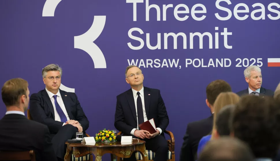 epa12060511 Polish President Andrzej Duda (C), Croatian Prime Minister Andrej Plenkovic (L) and U.S. Secretary of Energy Chris Wright (R) attend the high-level business event as part of the Three Seas Initiative Summit at the Belvedere Palace in Warsaw, Poland, 28 April 2025. EPA/RAFAL GUZ POLAND OUT