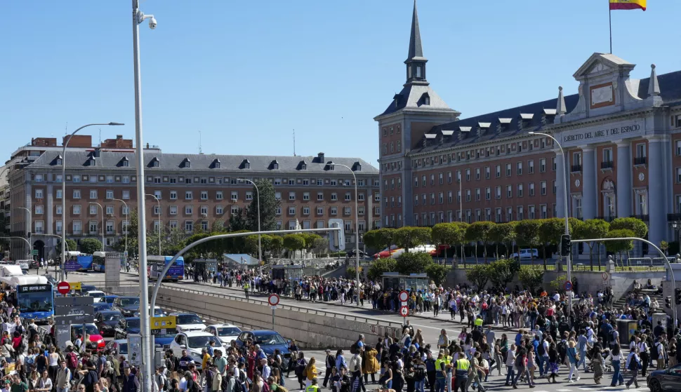 epa12061263 People walk at the Moncloa interchange station, which closed the Metro lines amid a power outage, in Madrid, Spain, 28 April 2025. A power blackout hit large parts of Spain and spread to neighbouring Portugal and France, disrupting transport systems, internet connections and daily life, according to authorities. The exact cause of the outage is unknown. EPA/BORJA SANCHEZ-TRILLO