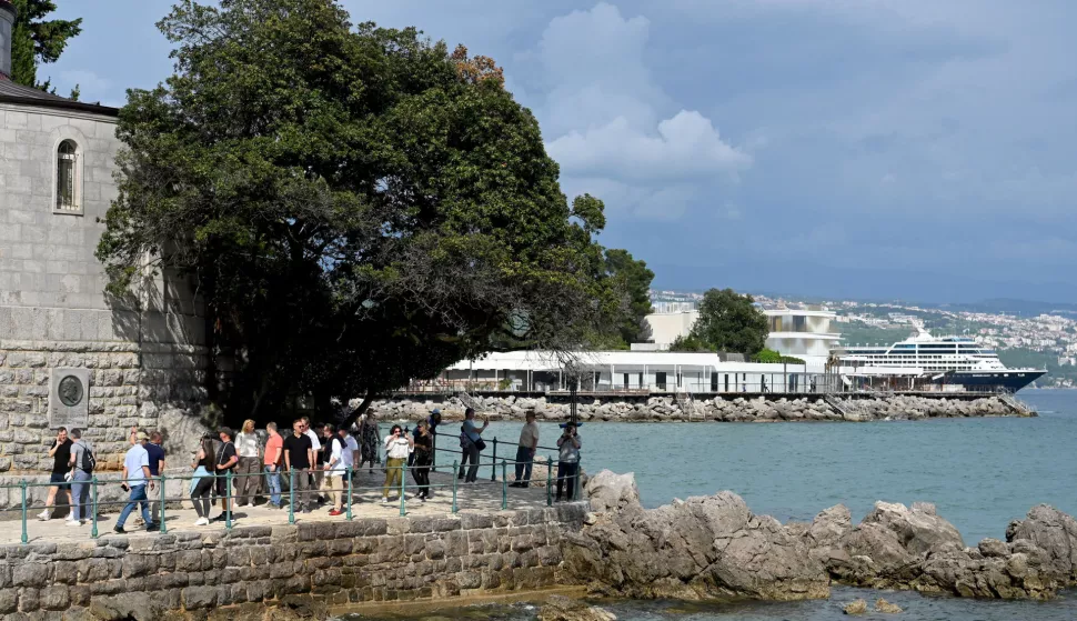 OPATIJA, 24. 04. 2025. - TURIZAM, TURISTI, KRUZER, ŠETNJA, PROLJEĆE  SNIMIO: VEDRAN KARUZA 