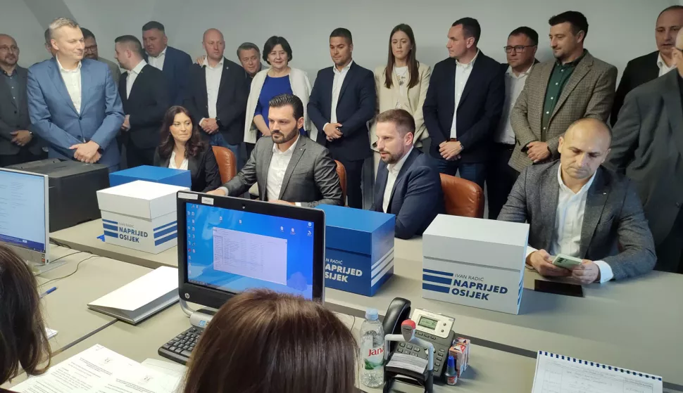 Osječki gradonačelnik i kandidat HDZ-a za drugi mandat na čelu Grada Osijeka Ivan Radić u ponedjeljak je Gradskom izbornom povjerenstvu u Osijeku predao više od 13.100 potpisa podrške za svoju kandidaturu najavljujući najbolji rezultat na lokalnim izborima. 