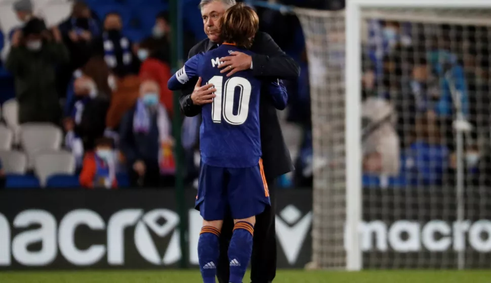epa09622449 Real Madrid's head coach Carlo Ancelotti (R) embraces Real Madrid's Luka Modric (L) after the Spanish LaLiga soccer match between Real Sociedad and Real Madrid at Reale Arena stadium in San Sebastian, Basque Country, Spain, 04 December 2021. EPA/Javier Etxezarreta