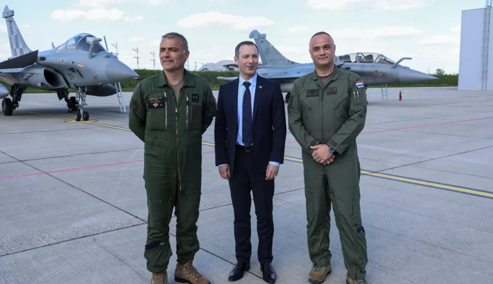 Zagreb, 29.04.2025 - Pripadnici Hrvatskog ratnog zrakoplovstva započinju svoje sudjelovanje u francuskoj vojnoj vježbi PEGASE 25. Pripadnici 191. eskadrile lovačkih aviona zajedno s pripadnicima Francuskih zračnih i svemirskih snaga 29. i 30. travnja 2025. godine održat će nekoliko zajedničkih aktivnosti, a sve u sklopu vježbe PEGASE 25 koja se koristi za unaprjeđenje savezničke interoperabilnosti. PEGASE 25 dio je francuske provedbe NATO koncepta Agile Combat Employment (ACE – FRA-ACE) te misija Air Shielding, usmjerenih na jačanje sigurnosti istočnog krila Saveza. Nakon prvog dana vježbe, izjav us dali brigadni general Patrice Hugret, francuski veleposlanik u RH Fabien Fieschi i zamjenik zapovjednika Hrvatskog ratnog zrakoplovstva brigadir Željko Ninić.foto HINA/ Damir SENČAR/ ds