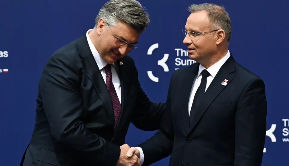 epa12062207 President of the Republic of Poland Andrzej Duda (R) welcomes Prime Minister of Croatia Andrej Plenkovic (L) during a ceremony for the heads of delegations participating in the Three Seas Initiative Summit in the courtyard of the Royal Castle in Warsaw, Poland, 29 April 2025. The 10th Three Seas Initiative Summit is being held in the capital of Poland with the participation of more than 20 top and high-level delegations. EPA/RADEK PIETRUSZKA POLAND OUT