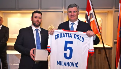 Oslo, 29.4.2025.- Predsjednik Republike Zoran Milanovi?, koji sa suprugom Sanjom Musi? Milanovi? boravi u dvodnevnom slu?benom posjetu Kraljevini Norve?koj, sastao se u Oslu s ?lanovima hrvatske zajednice i predstavnicima udruga koje okupljaju Hrvate u Norve?koj. foto HINA/ Ured predsjednika Republike Hrvatske/ Filip Glas/ ua