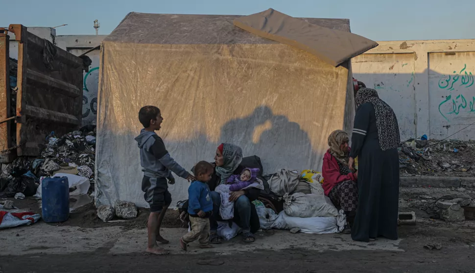 epa11983825 Displaced Palkestinians following an Israeli air strike in Gaza City, 23 March 2025. Israeli forces resumed airstrikes on Gaza on 18 March, ending a ceasefire that had been in place since 19 January. EPA/MOHAMMED SABER
