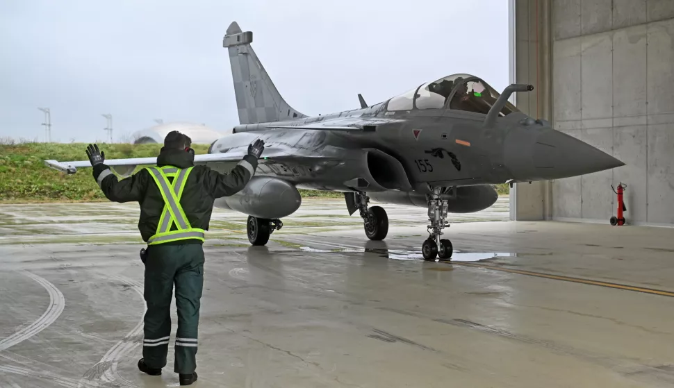 Zagreb, 11.12.2024. - Uoči 33. obljetnici Hrvatskog ratnog zrakoplovstva (HRZ) u Hrvatsku je u srijedu stigao osmi borbeni zrakoplov Rafale, a zapovjednik 91. krila HRZ-a brigadir Christian Jagodić rekao je da je to značajan trenutak za 91. krilo HRZ-a, za HV i ukupnu sigurnost naše zemlje, priopćio je MORH. foto HINA/ MORH/T. Brandt/ ml
