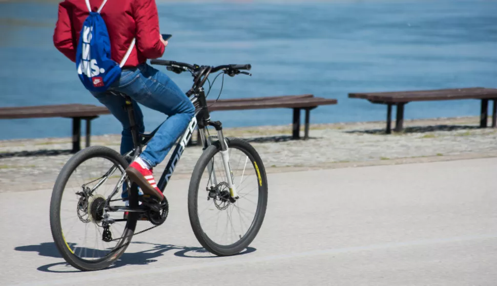 OSIJEK- 23.04.2021., nakon sudara nepoznatog čovjeka i djeteta na biciklima, majka dječaka ljuta zbog dječakove ozljede i nepružanje pomoći, ilustracija, biciklistička staza i staza za trčanje na Promenadi.Foto: Andrea Ilakovac