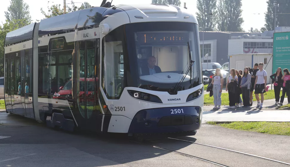Osijek, 30. 04. 2025., Zeleno polje, prva vožnja, tramvaj, niskopodni tramvaj, putniciSNIMIO BRUNO JOBST