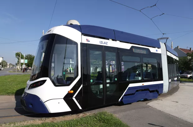 Osijek, 30. 04. 2025., Zeleno polje, prva vožnja, tramvaj, niskopodni tramvaj, putniciSNIMIO BRUNO JOBST