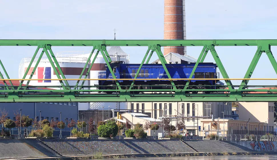Osijek, 15. 10. 2024., Željeznički most, vlak, lokomotiva, industrija, slobodnjak, slobodnjaciSNIMIO BRUNO JOBST