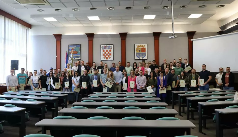 U Vinkovcima je danas svečano uručeno 68 ugovora mladim obiteljima koje su ostvarile pravo na sufinanciranje kupnje prve nekretnine putem županijskog javnog poziva za 2024. godinu. Ukupna vrijednost dodijeljenih potpora je 255 000 eura.