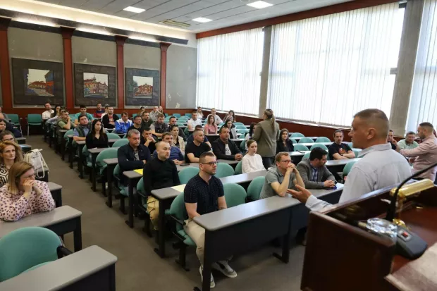 U Vinkovcima je danas svečano uručeno 68 ugovora mladim obiteljima koje su ostvarile pravo na sufinanciranje kupnje prve nekretnine putem županijskog javnog poziva za 2024. godinu. Ukupna vrijednost dodijeljenih potpora je 255 000 eura.