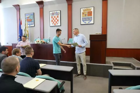 U Vinkovcima je danas svečano uručeno 68 ugovora mladim obiteljima koje su ostvarile pravo na sufinanciranje kupnje prve nekretnine putem županijskog javnog poziva za 2024. godinu. Ukupna vrijednost dodijeljenih potpora je 255 000 eura.