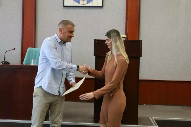U Vinkovcima je danas svečano uručeno 68 ugovora mladim obiteljima koje su ostvarile pravo na sufinanciranje kupnje prve nekretnine putem županijskog javnog poziva za 2024. godinu. Ukupna vrijednost dodijeljenih potpora je 255 000 eura.
