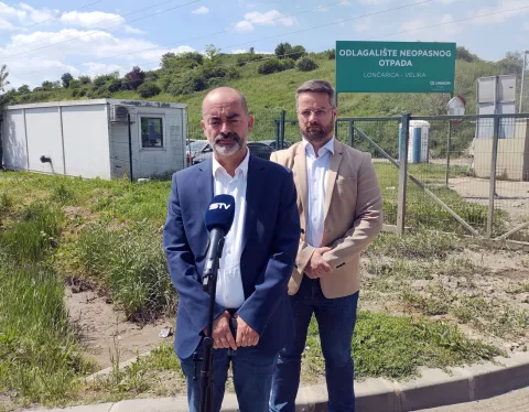 Kandidat za župana Osječko-baranjske županije koalicije stranaka Dom i nacionalno okupljanje (Domino), Most, Hrvatski suverenisti i Blok umirovljenici zajedno (BUZ) Krešimir Čabaj i Petar Kopunović Legetin, kandidat za zamjenika župana održali konferenciju za novinare ispred ulaza na odlagalište otpada Lončarica Velika 