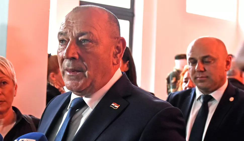 Vinkovci...25.04.2025.Uz pratnju gradonačelnika Vinkovaca Ivana Bosančića i zamjenika gradonačelnika Josipa Romića, ministar hrvatskih branitelja Tomo Medved obišao novouređenu Memorijalnu sobu u Domu hrvatskih branitelja u Vinkovcima.Foto: Gordan Panić