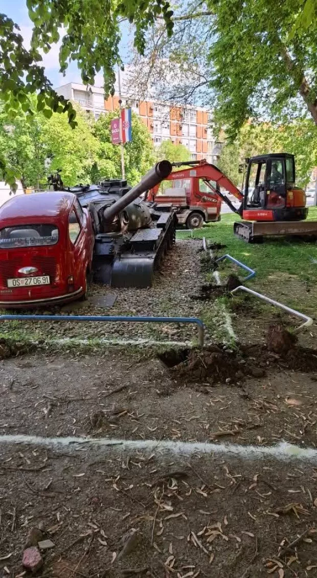 Započela obnova umjetničke instalacije Fićo gazi tenka!