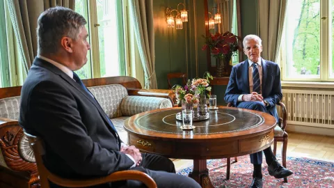 Oslo, 30.04.2025. - Predsjednik Republike Hrvatske Zoran Milanović sastao se danas u Oslu s Haraldom V, kraljem Norveške. Audijencija za predsjednika Milanovića i suprugu prof. dr. sc. Sanju Musić Milanović održana je u Kraljevskoj palači, a audijenciji je nazočila i kraljica Sonja od Norveške. Na fotografiji Zoran Milanović, Jonas Gahr Støre. foto HINA/ Ured predsjednika Republike Hrvatske/Filip Glas/ tm