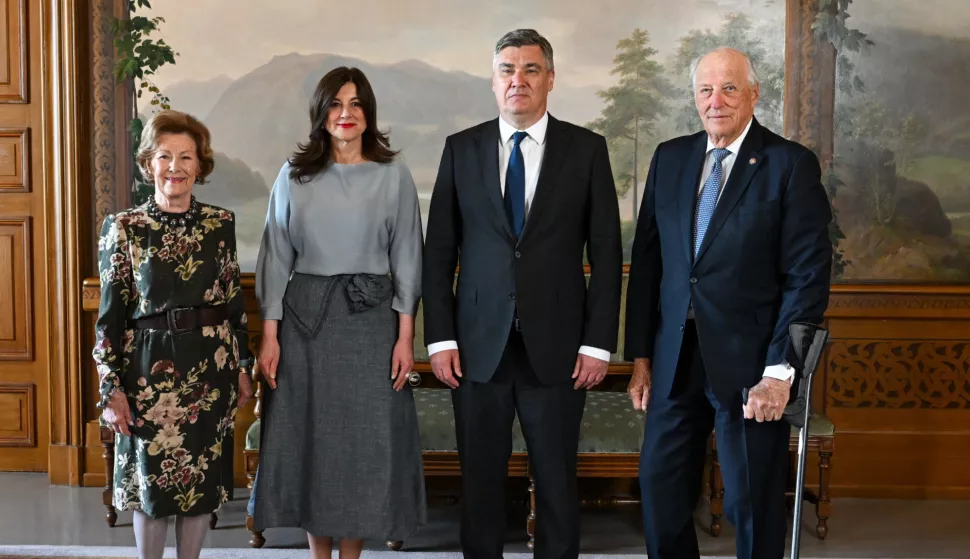 Oslo, 30.04.2025. - Predsjednik Republike Hrvatske Zoran Milanović sastao se danas u Oslu s Haraldom V, kraljem Norveške. Audijencija za predsjednika Milanovića i suprugu prof. dr. sc. Sanju Musić Milanović održana je u Kraljevskoj palači, a audijenciji je nazočila i kraljica Sonja od Norveške. Na fotografiji Sanja Musić Milanović, Zoran Milanović, kralj Harald V, kralj Norveške. foto HINA/ Ured predsjednika Republike Hrvatske/Filip Glas/ tm