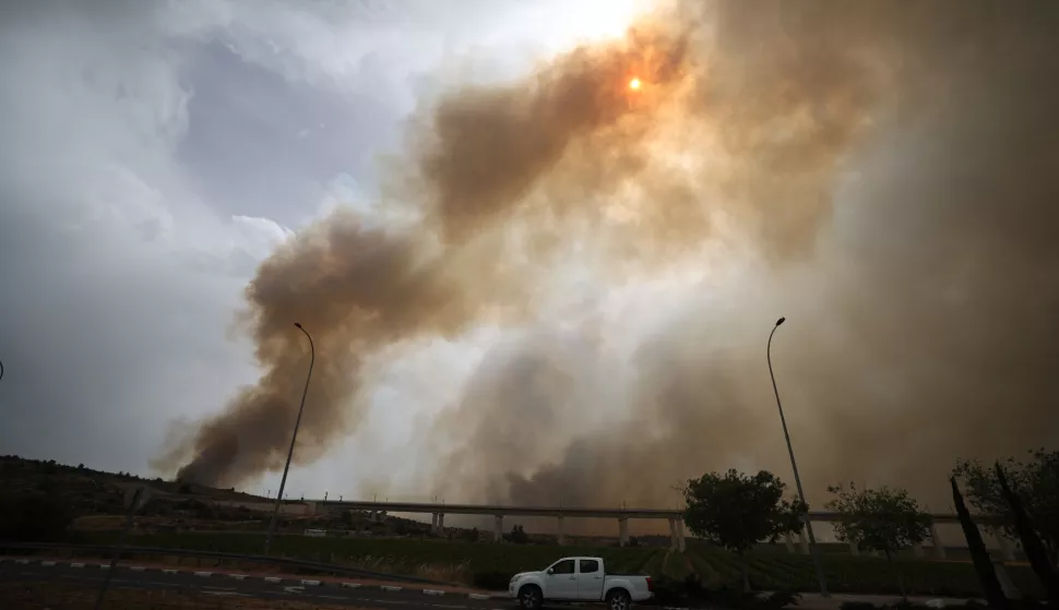 epa12065148 Smoke rises from a wildfire in the Latrun area of central Israel, between Jerusalem and Tel Aviv, 30 April 2025. According to Israeli emergency services Magen David Adom, emergency teams treated and evacuated several people with minor injuries due to burns and smoke inhalation. EPA/ATEF SAFADI
