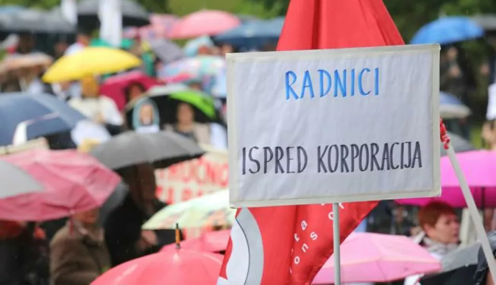 01.05.2016., Zagreb - Medjunarodni praznik rada sindikati su obiljezili prosvjedno s dvije povorke. Okupljenima u Maksimiru obratili su se predsjednik SSSH Mladen Novosel i predsjednik NHS-a Kresimir Sever. Sindikalna povorka pod sloganom Ljude ispred profita krenula je ispred sindikalne sredisnjice Saveza samostalnih sindikata Hrvatske i Nezavisnih sindikata i po kisi Subicevom i Maksimirskom dosla u Maksimir. Photo: Tomislav Miletic/PIXSELL