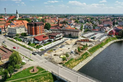 VINKOVCI - Privode se kraju radovi na uređenju Trga Vinkovačkih jeseni, vrijedni 1,8 milijuna euraSVIBANJ 2025.