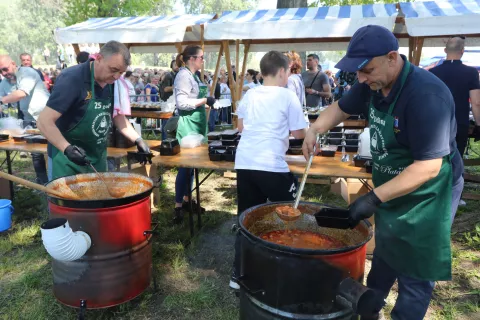 Osijek, 01. 05. 2025, Katakombe, lijeva obala. Prvomajski grah - na podjeli i Ivan Radić....snimio GOJKO MITIĆ