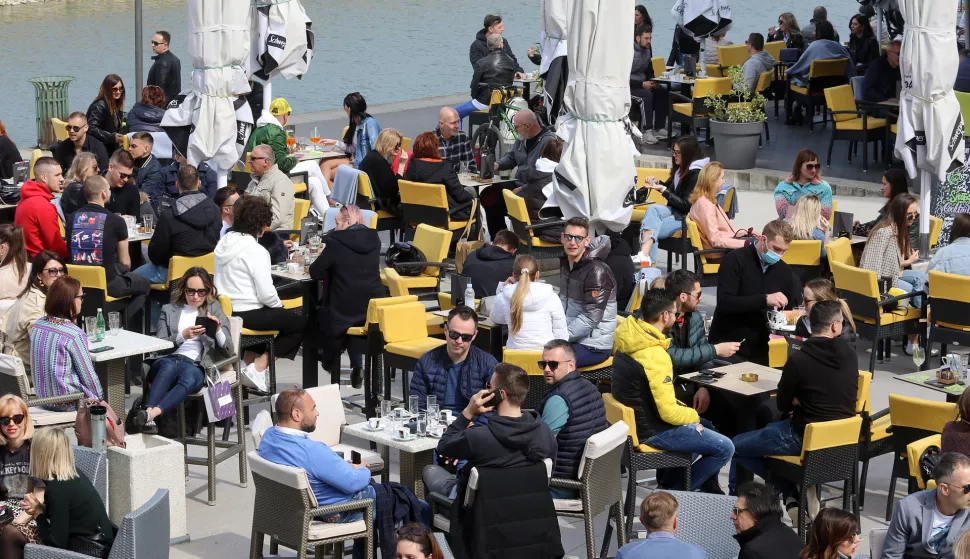 Osijek, 27. 03. 2021, Subota u gradu. Trznica, kafici, terase, biciklisti, pjesaci svi su iskoristili lijepo vrijeme za boravak na zraku. Setnja, shoping, rekreacija. Slobodnjaci.snimio GOJKO MITIĆ