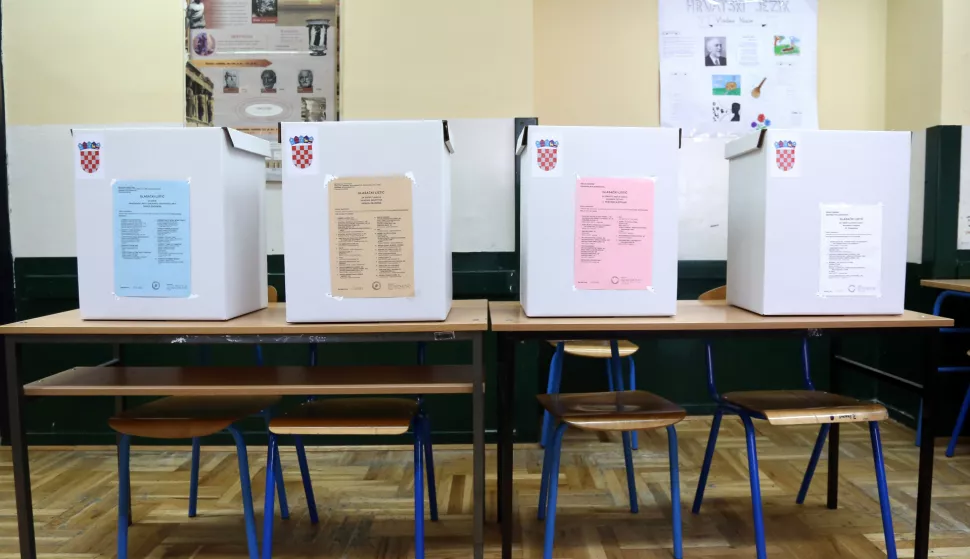 Zagreb, 16.05.2021 - Gradani glasuju na Lokalnim izborima u Hrvatskoj gdje tri milijuna i 660 tisuca biraca odlucuje o lokalnoj vlasti za iduce cetiri godine, a biraju predstavnicka tijela svojih jedinica te opcinske nacelnike, gradonacelnike i ?upane. Na slici glasacke kutije, glasovanje, ilustaracija, lokalni izbori, glasacki odbor, glasacko mjesto.foto HINA/ Damir SENCAR /ds