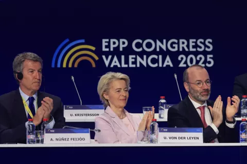 epa12064327 (L-R) Leader of Spain's People's Party (PP) Alberto Nunez-Feijoo, President of the European Commission Ursula von der Leyen and President of the EPP Manfred Weber attend the annual Congress of the European People's Party (EPP) in Valencia, Spain, 30 April 2025. EPA/Kai Foersterling