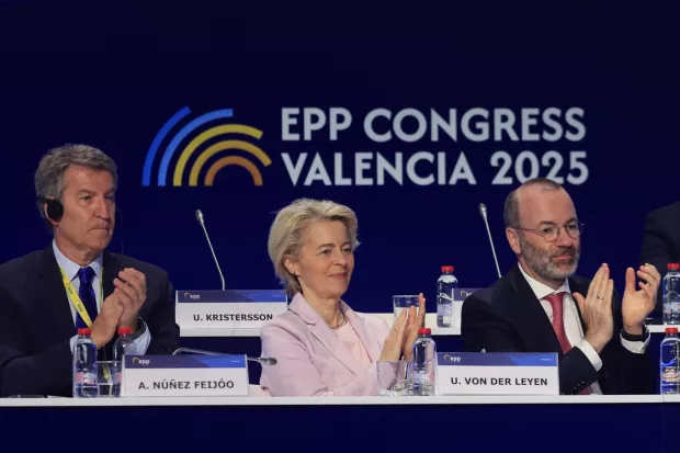 epa12064327 (L-R) Leader of Spain's People's Party (PP) Alberto Nunez-Feijoo, President of the European Commission Ursula von der Leyen and President of the EPP Manfred Weber attend the annual Congress of the European People's Party (EPP) in Valencia, Spain, 30 April 2025. EPA/Kai Foersterling