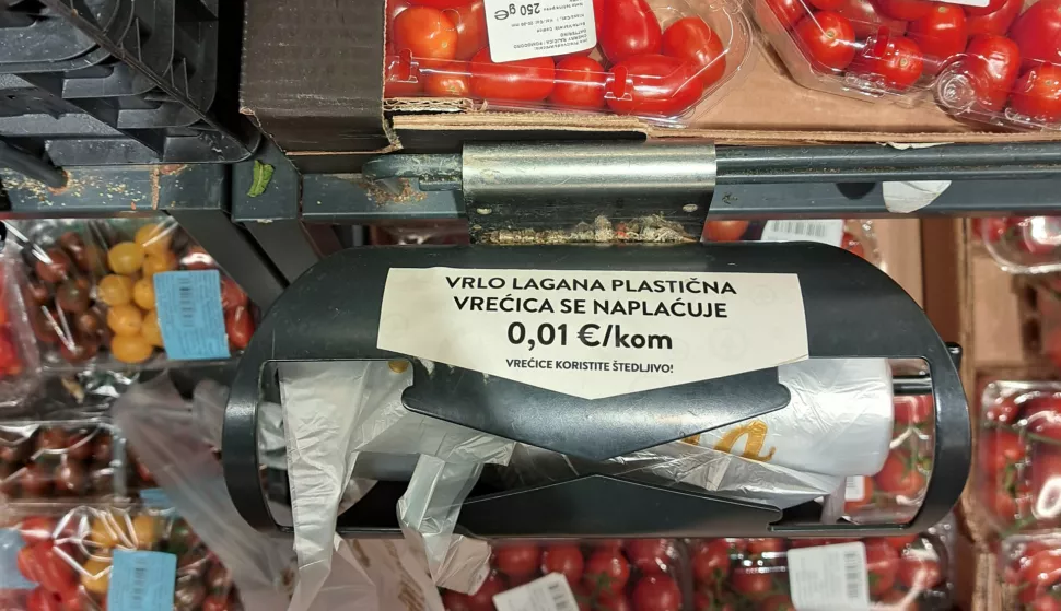 RIJEKA 10.01.2024. Ilustracija potrosacka kosarica, ducan, inflacija. Snimila: Ana KrizanecCopyright:	Ana KrizanecID:	10335563Keywords:	Ilustracija, vrećice, vrećica, cijene, ducan, hrana, inflacija, kolica, kupnja, kupovina, novac, potrosacka kosarica, proizvodi, trgovina