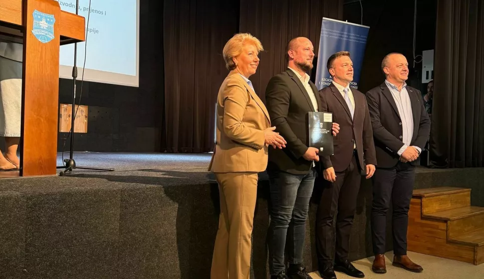 VINKOVCI/TRAVNIKU Katoličkom školskom centru "Petar Barbarić" u Travniku održana je svečanost uručivanja ugovora o financiranju u sklopu Programa prekogranične suradnje između Republike Hrvatske i Bosne i Hercegovine za 2025. godinu. Ugovori, ukupne vrijednosti 4,2 milijuna eura, dodijeljeni su za ukupno 78 korisnika2025.