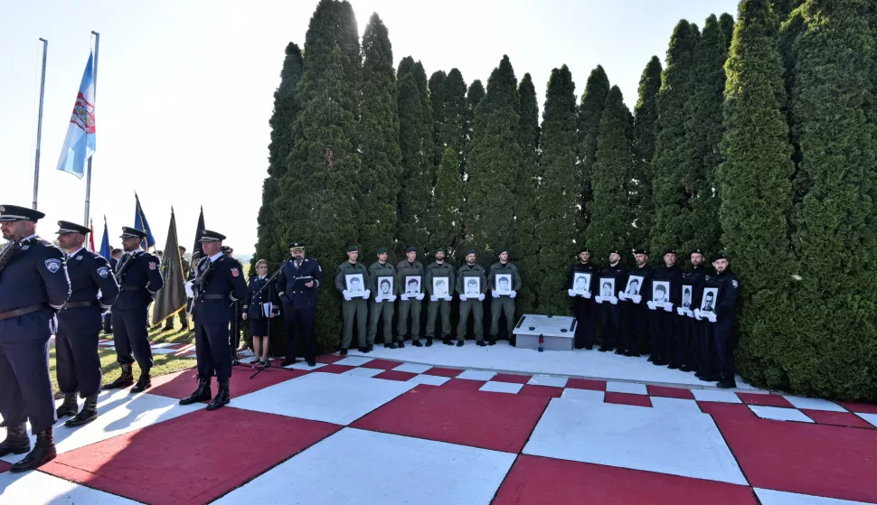Borovo, 02.05.2025. - Svečani program obilježavanja 34. obljetnice stradavanja dvanaestorice hrvatskih redarstvenika započeo je na ulazu u Borovo kod "12 čempresa" donošenjem zastave RH. Svečano obilježavanje nastavilo se polaganjem vijenaca i paljenjem svijeća kod Spomen obilježja, nakon čega je održan svečani program komemoracije. foto HINA/ Gordan PANIĆ/ tm