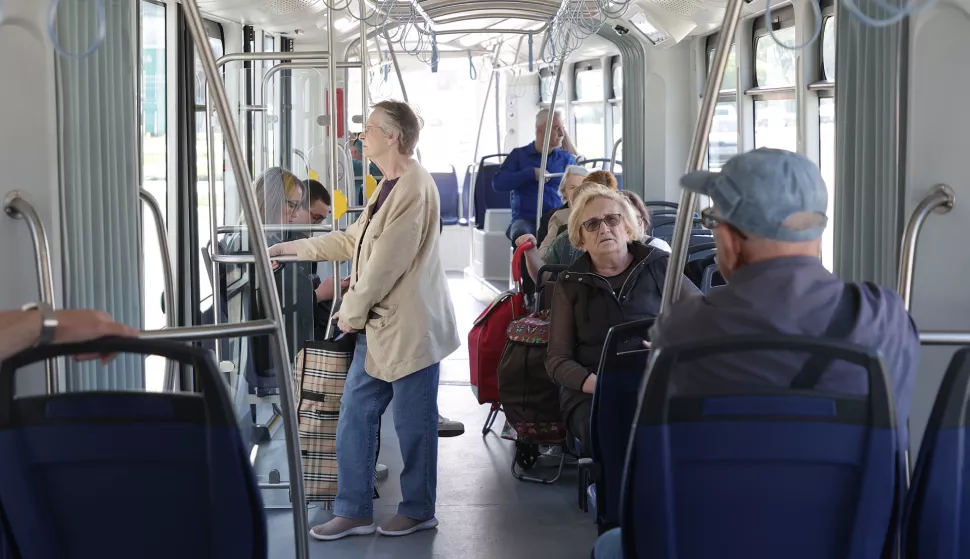 Osijek, 30. 04. 2025., Zeleno polje, prva vožnja, tramvaj, niskopodni tramvaj, putniciSNIMIO BRUNO JOBST